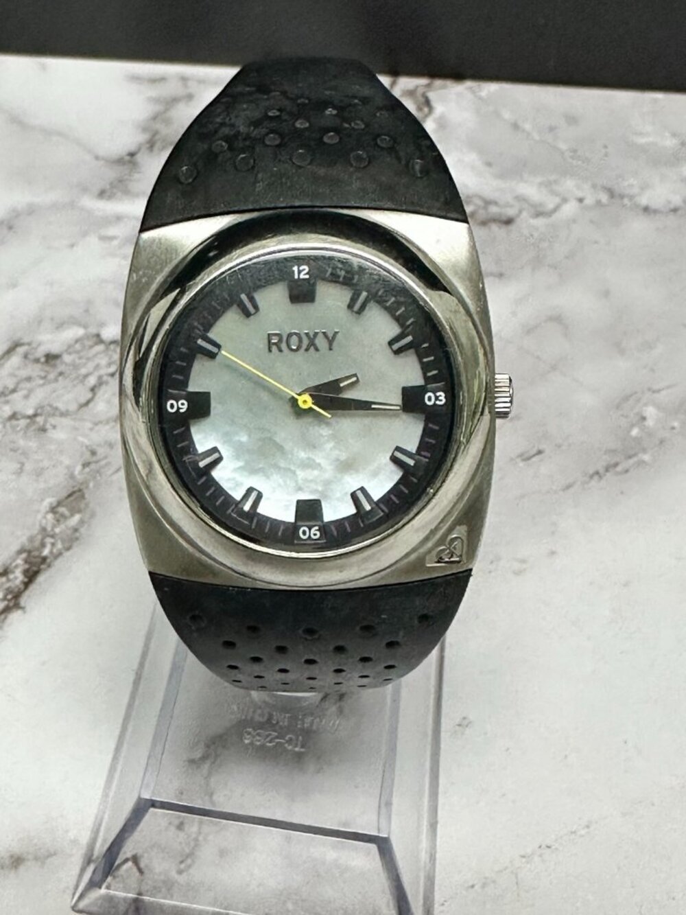 Roxy Winki Womens Watch Silver Tone Mother of Pearl Dial Silicone Band Works